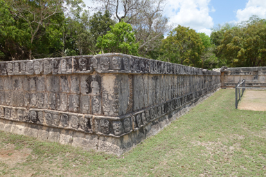 ガイコツが彫られた古代遺跡の壁面