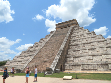 神殿の影が大蛇になる神秘の瞬間