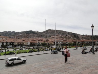 クスコ旧市街の石畳とインカ・スペイン建築が融合した街並み。