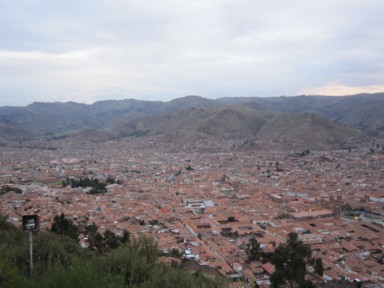 山に囲まれた街の上からの眺め