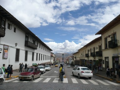 旧市街に似合う歩く人々の姿