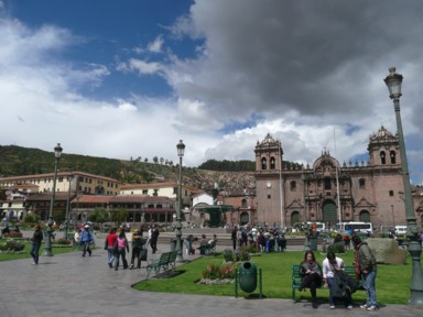 広場のベンチで気づいた街の秘密