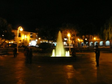 夜の広場にきらめく噴水のゆらめき