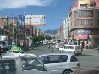 世界一標高の高い街エル・アルトの車が行き交いにぎやかさの中にも大きな山が見える景色