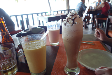 本場のグアテマラコーヒーはブラックではなく生クリーム付きの様子