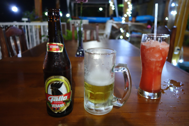グアテマラのレストランの冷えたビールの姿
