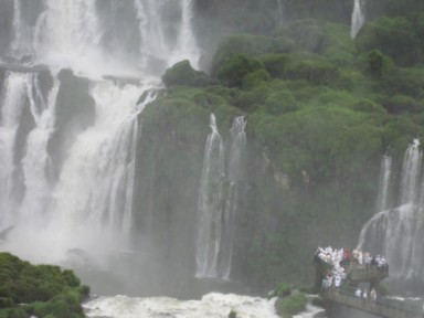 滝の前で感じる人間の小ささと自然の偉大さ