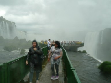 びしょ濡れでも笑顔になる滝のパワー