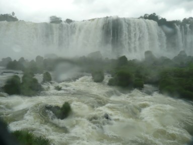 重さを感じる水の塊が落下する圧巻の瞬間