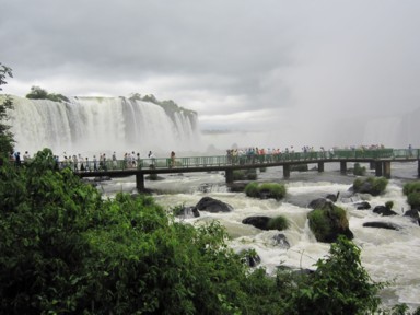 水しぶきの中を進む遊歩道での冒険の始まり