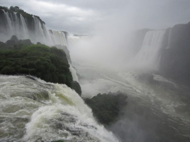 イグアスの滝が轟音と共に流れ落ちる迫力ある景観。