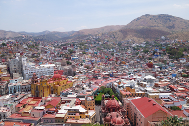 カラフルな家々が斜面に広がるグアナフアトの街並み。