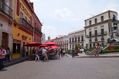 オープンカフェでのんびり過ごす午後