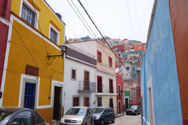 陽気な住人たちが彩るカラフルな街並み