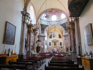 外のにぎわいと対照的な静かな空間