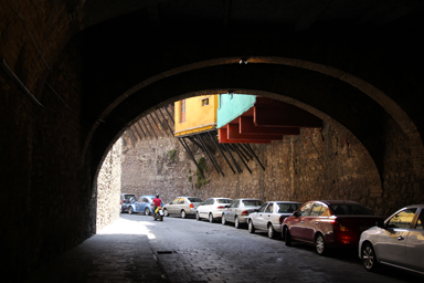 地下道の出口に差し込むやさしい光