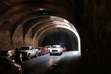 地上と地下が交差するにぎやかな交差点