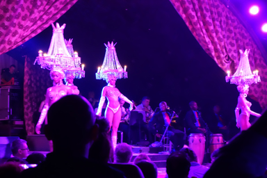 キャバレーでの大人の世界を少しだけのぞく