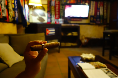 むせながらも背伸びして味わう一杯のラム