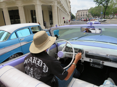 旧車の独特な操作に驚く運転体験