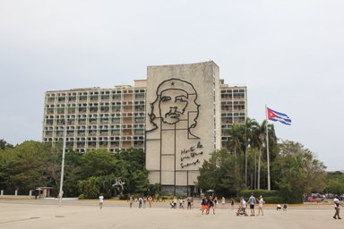 革命広場に集まる群衆の本音と建前