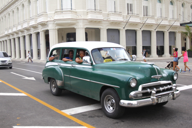 ハバナを走るタクシーのクラシックカー