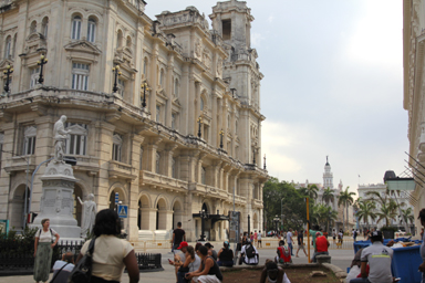 外観と内装のギャップが魅力の建物