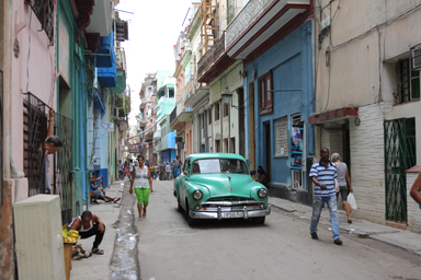 ハバナ旧市街のカラフルな街並みと歴史的建物。