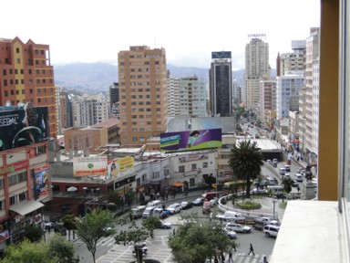 富士山頂と同じ標高にある活気ある街