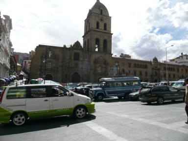 強烈な太陽を避けながら歩く街中の風景