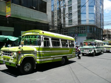街を走るトヨタのハイエースに見る日常