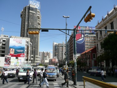 坂道で交わす微笑みのひととき