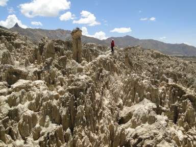 ラパスの月の谷と青い空