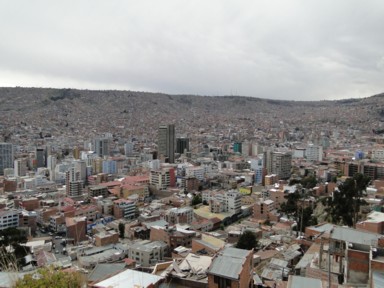 ラパスのすり鉢の地形に街が広がる光景
