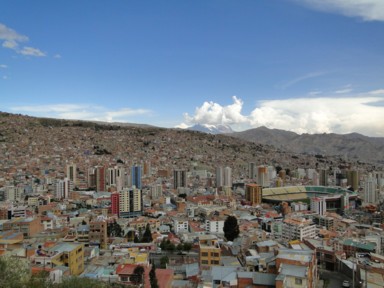 空気の濃い谷底に広がる高級住宅街