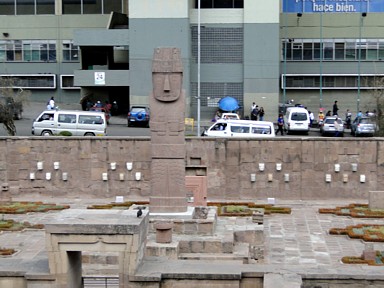 喧騒の中にたたずむ困り顔の像