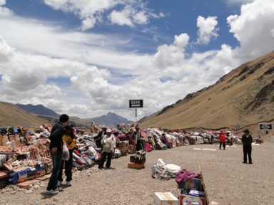 静かな場所に並ぶ土産屋の風景