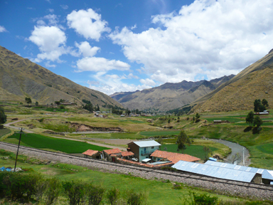 快適バスで標高の高い峠ララヤへ向かう