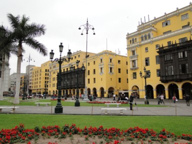 首都の中心にある巨大な広場と人々の集まり