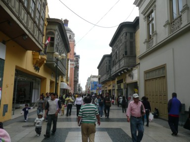 子供たちが遊ぶ穏やかな目抜き通り