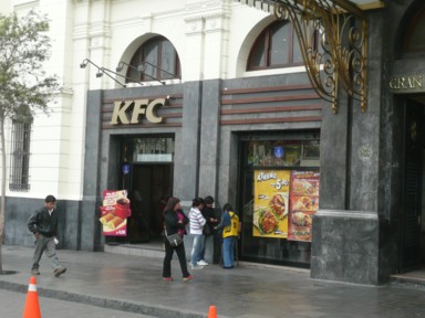 店先から漂う香りが印象的な街角