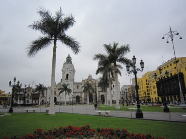 リマ旧市街のコロニアル建築が並ぶ歴史的景観。