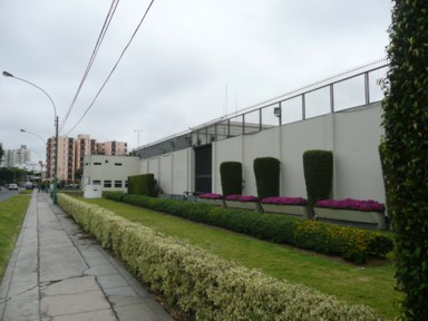 厳戒態勢が続く日本大使館の建物