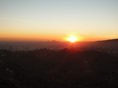 ロサンゼルスのグリフィス天文台から眺める太平洋に沈む夕日の光景