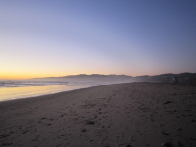 ロスのサンタモニカのビーチの冬の夕暮れの人がいない静かな様子