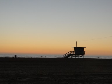 ロサンゼルスのサンタモニカにある金曜ロードショーの小屋の夕暮れの景色