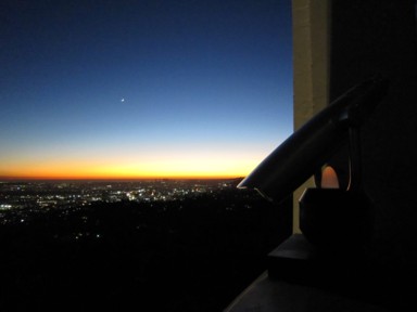 グリフィス天文台から眺める空に輝く一番星とロスの街の姿