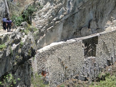 アンデス山脈を縦断するインカ道が続く壮大な景観。