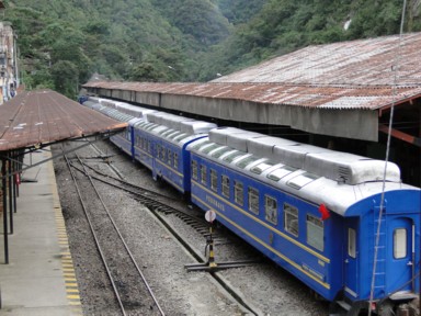 車窓は自然、車内はファッションショー
