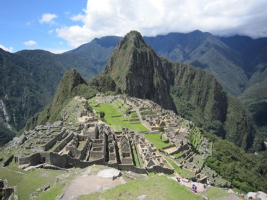 マチュ・ピチュ遺跡を山上から望む神秘的な景観。